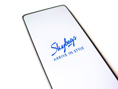 Assam, Hindistan - 15 Ocak 2020: Telefon ekranında Skybags logosu.