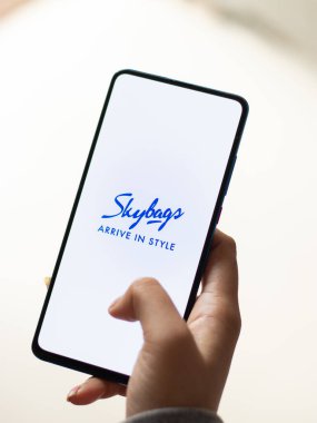 Assam, Hindistan - 15 Ocak 2020: Telefon ekranında Skybags logosu.
