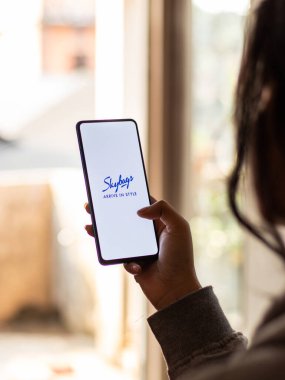 Assam, Hindistan - 15 Ocak 2020: Telefon ekranında Skybags logosu.
