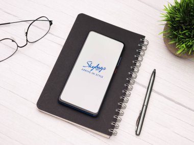 Assam, Hindistan - 15 Ocak 2020: Telefon ekranında Skybags logosu.