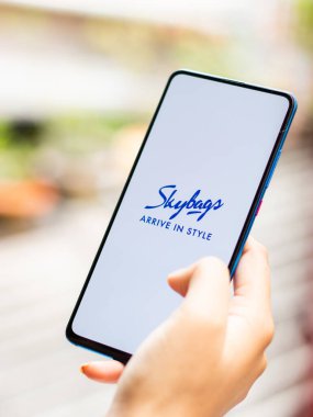 Assam, Hindistan - 15 Ocak 2020: Telefon ekranında Skybags logosu.