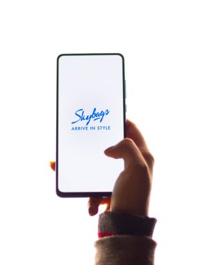 Assam, Hindistan - 15 Ocak 2020: Telefon ekranında Skybags logosu.