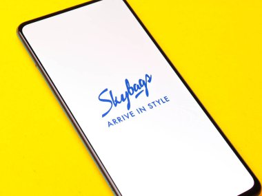 Assam, Hindistan - 15 Ocak 2020: Telefon ekranında Skybags logosu.