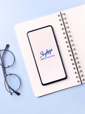 Assam, Hindistan - 15 Ocak 2020: Telefon ekranında Skybags logosu.
