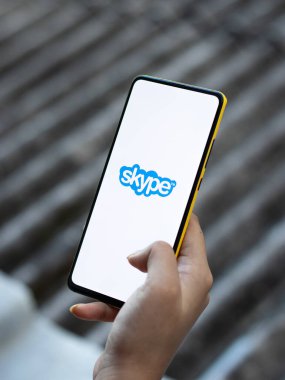 Batı Bangal, Hindistan - 11 Kasım 2021: Telefon ekranında Skype logosu.