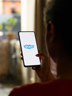 Batı Bangal, Hindistan - 11 Kasım 2021: Telefon ekranında Skype logosu.