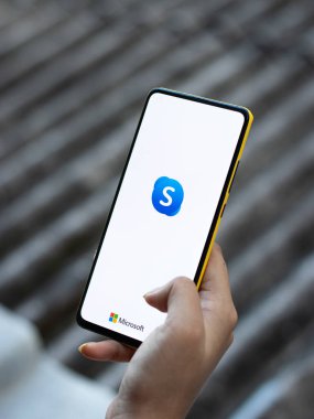 Batı Bangal, Hindistan - 11 Kasım 2021: Telefon ekranında Skype logosu.