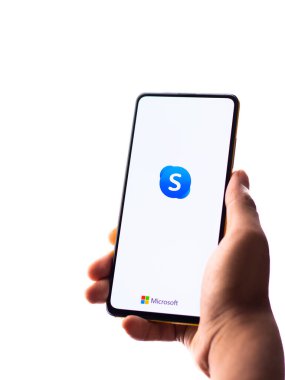 Batı Bangal, Hindistan - 11 Kasım 2021: Telefon ekranında Skype logosu.