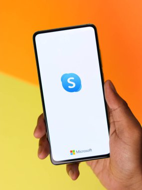 Batı Bangal, Hindistan - 11 Kasım 2021: Telefon ekranında Skype logosu.