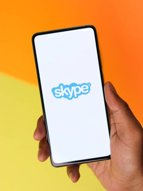 Batı Bangal, Hindistan - 11 Kasım 2021: Telefon ekranında Skype logosu.