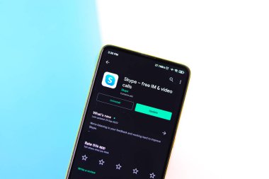 Batı Bangal, Hindistan - 11 Kasım 2021: Telefon ekranında Skype logosu.