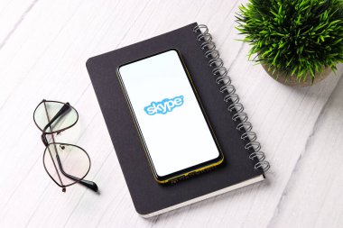 Batı Bangal, Hindistan - 11 Kasım 2021: Telefon ekranında Skype logosu.