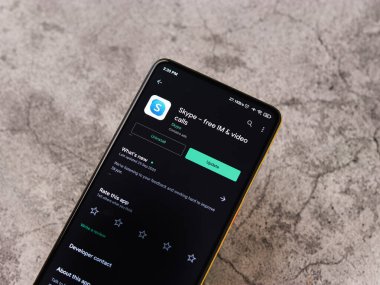 Batı Bangal, Hindistan - 11 Kasım 2021: Telefon ekranında Skype logosu.