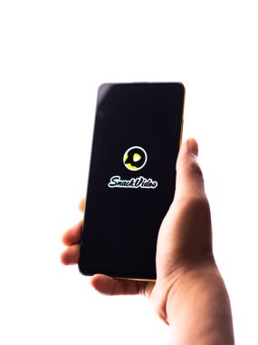 Assam, Hindistan - 29 Ekim 2020: Telefon ekranı görüntüsünde abur cubur video logosu.