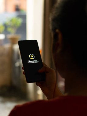 Assam, Hindistan - 29 Ekim 2020: Telefon ekranı görüntüsünde abur cubur video logosu.