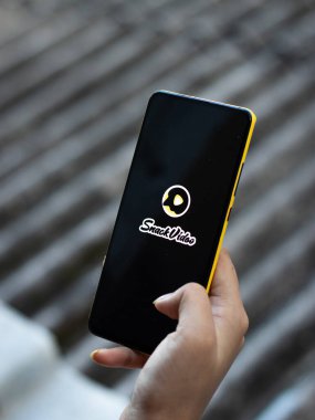 Assam, Hindistan - 29 Ekim 2020: Telefon ekranı görüntüsünde abur cubur video logosu.