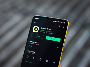 Assam, Hindistan - 29 Ekim 2020: Telefon ekranı görüntüsünde abur cubur video logosu.