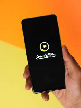 Assam, Hindistan - 29 Ekim 2020: Telefon ekranı görüntüsünde abur cubur video logosu.