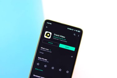 Assam, Hindistan - 29 Ekim 2020: Telefon ekranı görüntüsünde abur cubur video logosu.