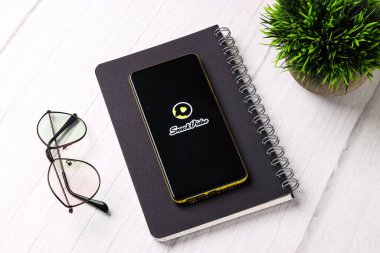 Assam, Hindistan - 29 Ekim 2020: Telefon ekranı görüntüsünde abur cubur video logosu.