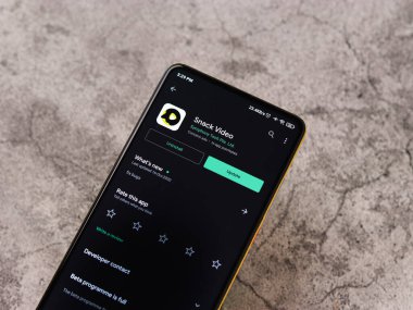 Assam, Hindistan - 29 Ekim 2020: Telefon ekranı görüntüsünde abur cubur video logosu.