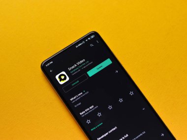 Assam, Hindistan - 29 Ekim 2020: Telefon ekranı görüntüsünde abur cubur video logosu.