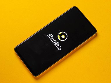 Assam, Hindistan - 29 Ekim 2020: Telefon ekranı görüntüsünde abur cubur video logosu.