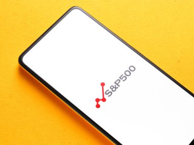 Assam, Hindistan - 12 Eylül 2020: Telefon ekranında S & P 500 logosu.