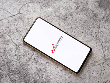 Assam, Hindistan - 12 Eylül 2020: Telefon ekranında S & P 500 logosu.