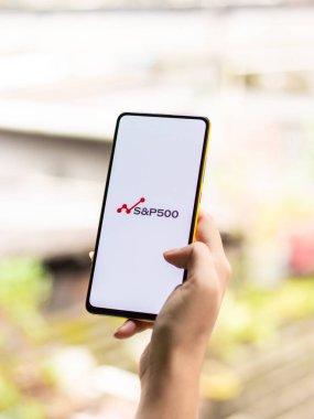 Assam, Hindistan - 12 Eylül 2020: Telefon ekranında S & P 500 logosu.