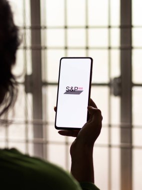 Assam, Hindistan - 12 Eylül 2020: Telefon ekranında S & P 500 logosu.