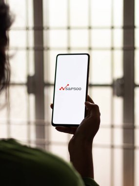 Assam, Hindistan - 12 Eylül 2020: Telefon ekranında S & P 500 logosu.