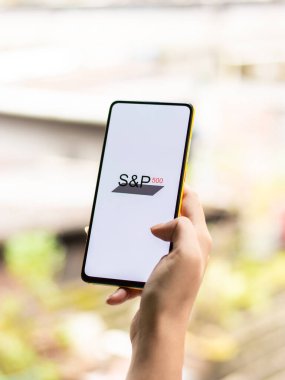 Assam, Hindistan - 12 Eylül 2020: Telefon ekranında S & P 500 logosu.