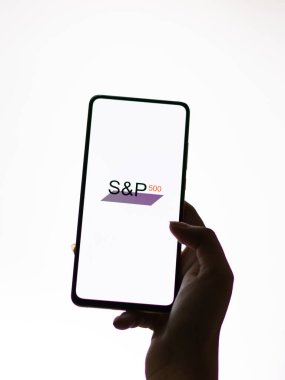 Assam, Hindistan - 12 Eylül 2020: Telefon ekranında S & P 500 logosu.