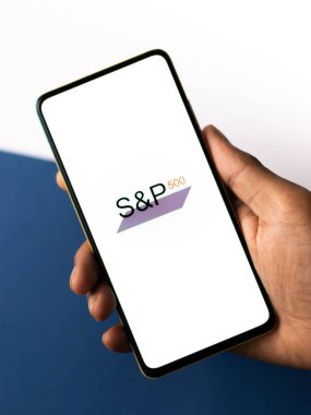 Assam, Hindistan - 12 Eylül 2020: Telefon ekranında S & P 500 logosu.