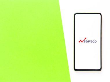 Assam, Hindistan - 12 Eylül 2020: Telefon ekranında S & P 500 logosu.