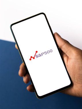 Assam, Hindistan - 12 Eylül 2020: Telefon ekranında S & P 500 logosu.