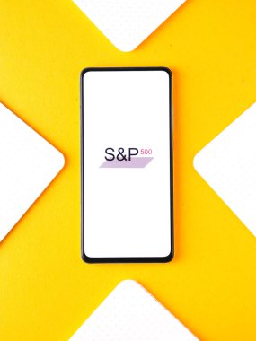Assam, Hindistan - 12 Eylül 2020: Telefon ekranında S & P 500 logosu.