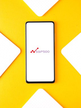 Assam, Hindistan - 12 Eylül 2020: Telefon ekranında S & P 500 logosu.