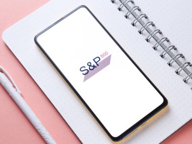 Assam, Hindistan - 12 Eylül 2020: Telefon ekranında S & P 500 logosu.