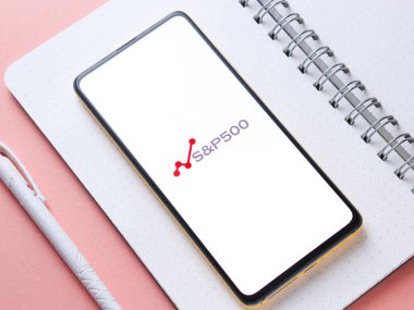Assam, Hindistan - 12 Eylül 2020: Telefon ekranında S & P 500 logosu.
