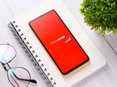 Assam, Hindistan - 24 Eylül 2020: Telefon ekranında sosyal bıçak logosu.