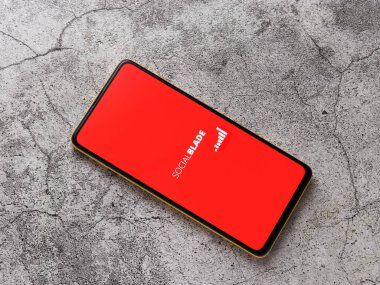 Assam, Hindistan - 24 Eylül 2020: Telefon ekranında sosyal bıçak logosu.