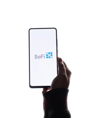 Assam, Hindistan - 19 Şubat 2021: Telefon ekranı görüntüsünde SoFi logosu.