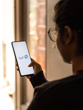 Assam, Hindistan - 19 Şubat 2021: Telefon ekranı görüntüsünde SoFi logosu.