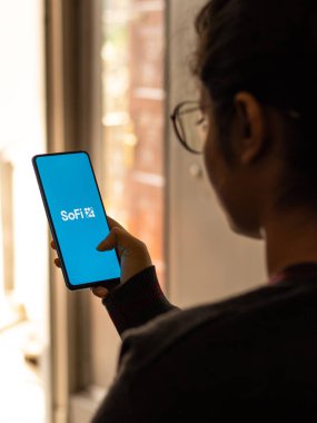 Assam, Hindistan - 19 Şubat 2021: Telefon ekranı görüntüsünde SoFi logosu.
