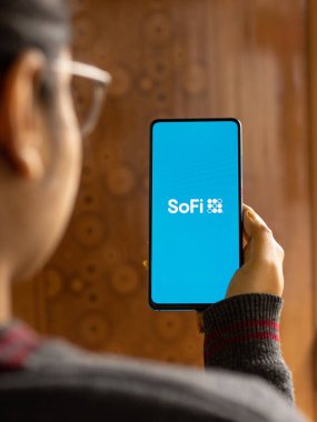 Assam, Hindistan - 19 Şubat 2021: Telefon ekranı görüntüsünde SoFi logosu.