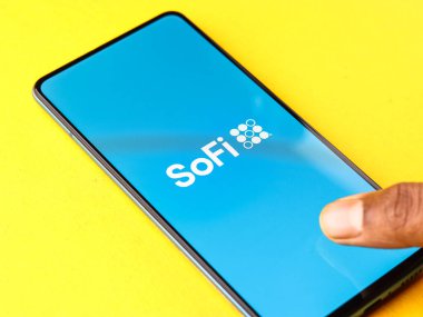 Assam, Hindistan - 19 Şubat 2021: Telefon ekranı görüntüsünde SoFi logosu.