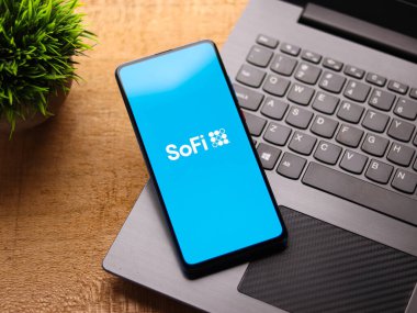 Assam, Hindistan - 19 Şubat 2021: Telefon ekranı görüntüsünde SoFi logosu.