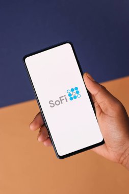 Assam, Hindistan - 19 Şubat 2021: Telefon ekranı görüntüsünde SoFi logosu.